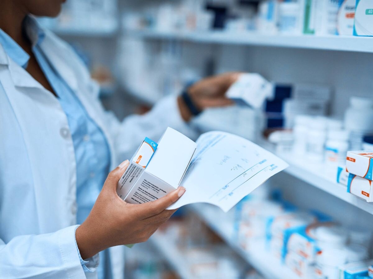 Química farmacéutica revisando una receta